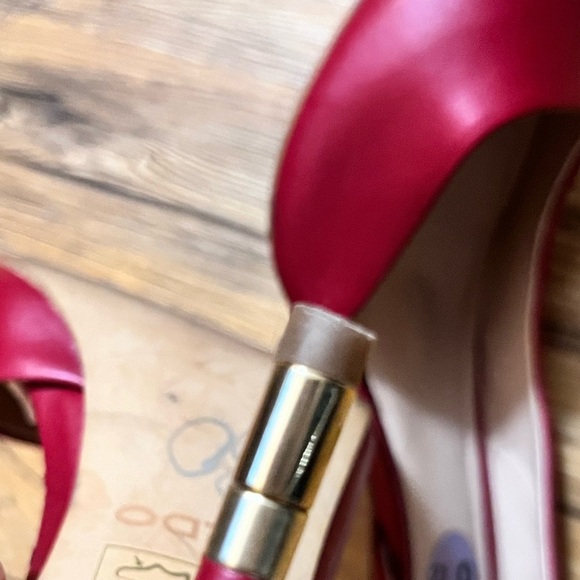Preloved- Aldo- D'Orsay Pump with gold detail at heel - 8. - Picture 5 of 5